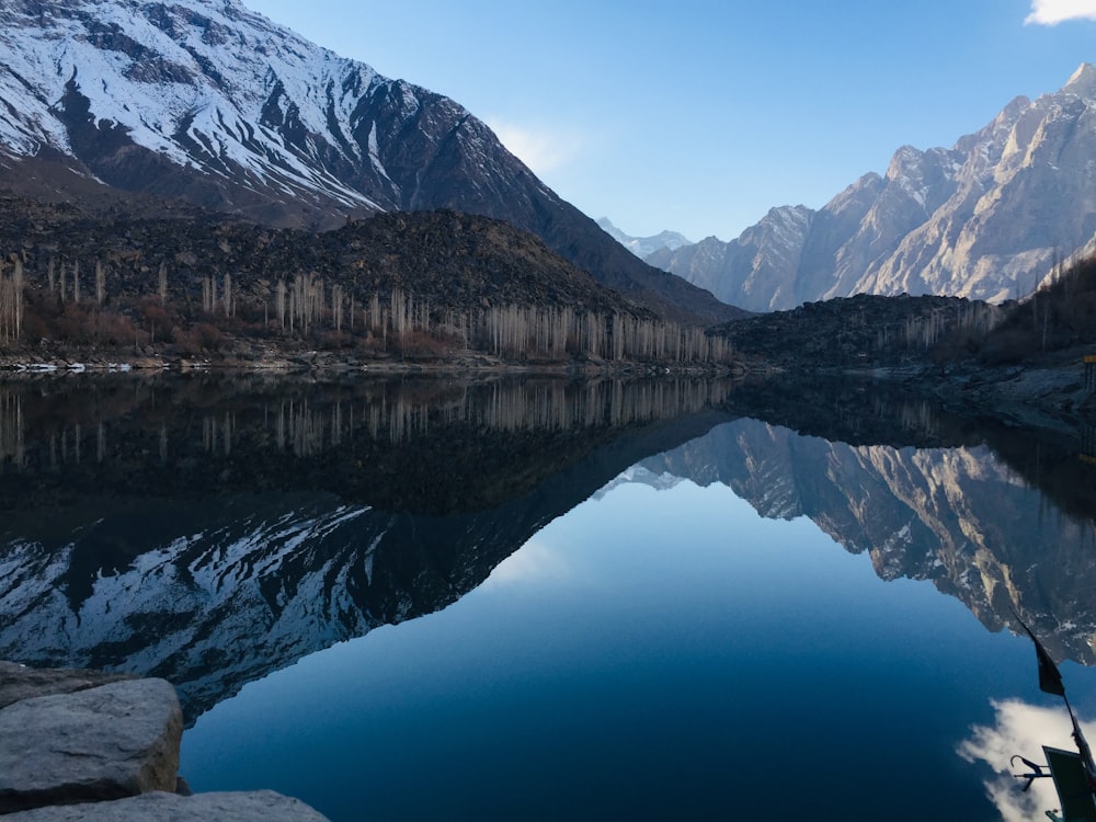 Lago vicino alla montagna innevata durante il giorno