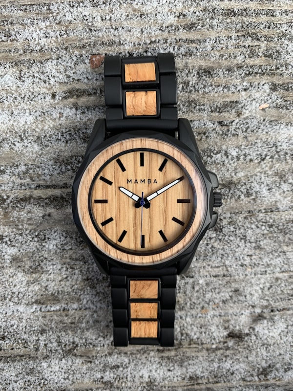 Goldene Uhr mit dunklem Zifferblatt