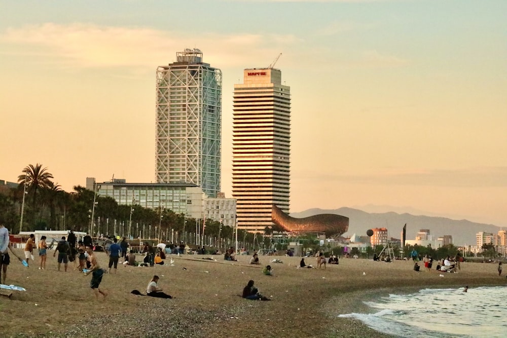 Persone sulla spiaggia vicino a grattacieli durante il giorno