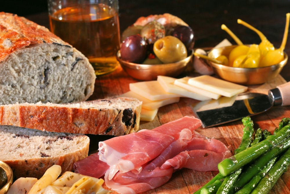 viande tranchée sur une planche à découper en bois brun