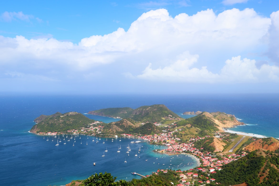 Vista dall'alto su uno dei verdi promontori di Guadalupa