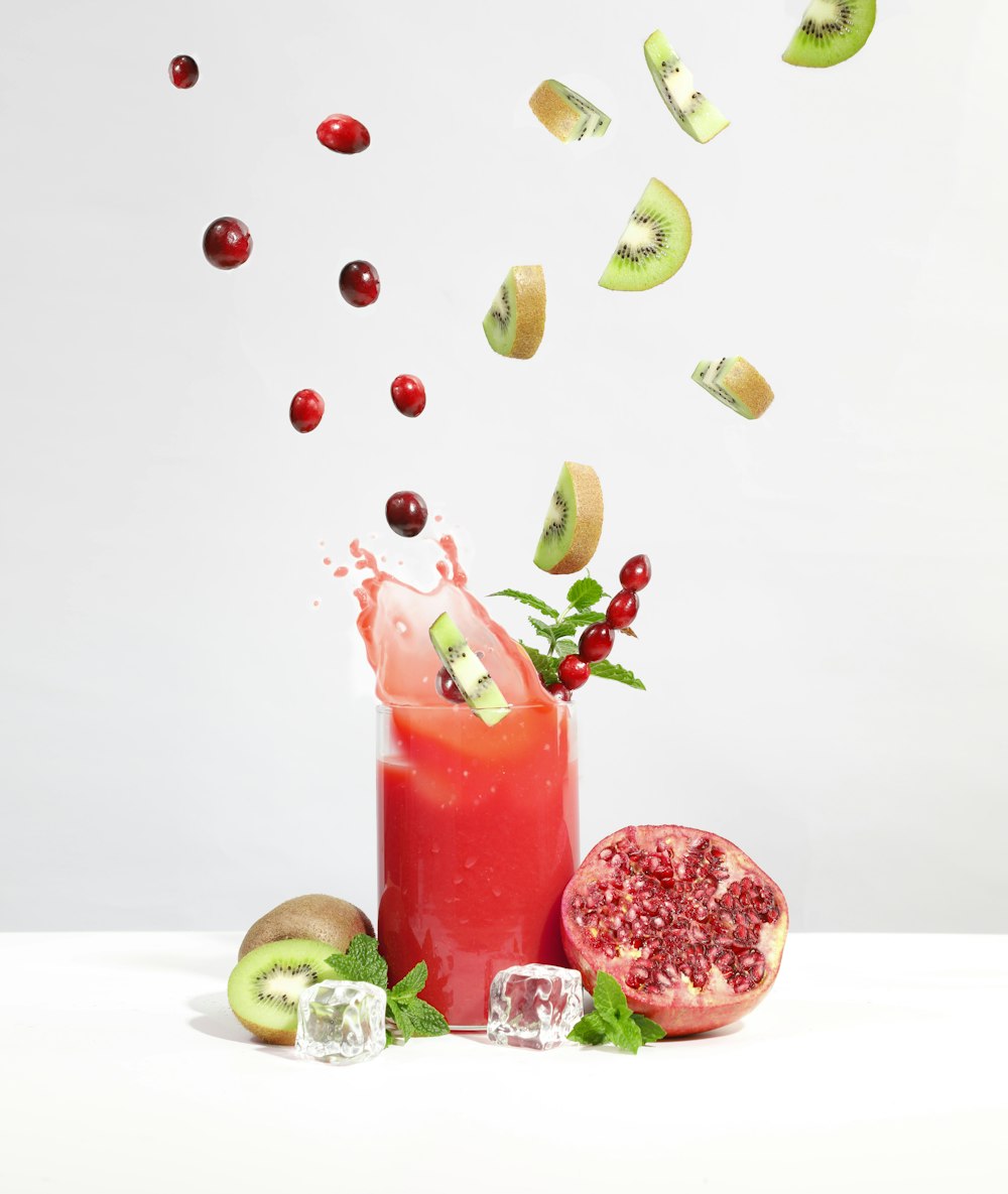 jus de fraise dans un verre transparent