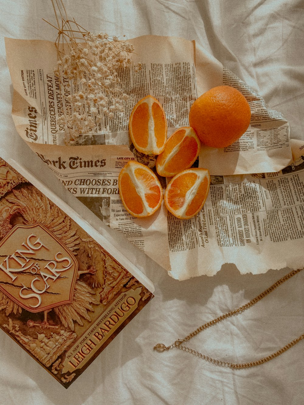 白いテキスタイルにオレンジ色の果実