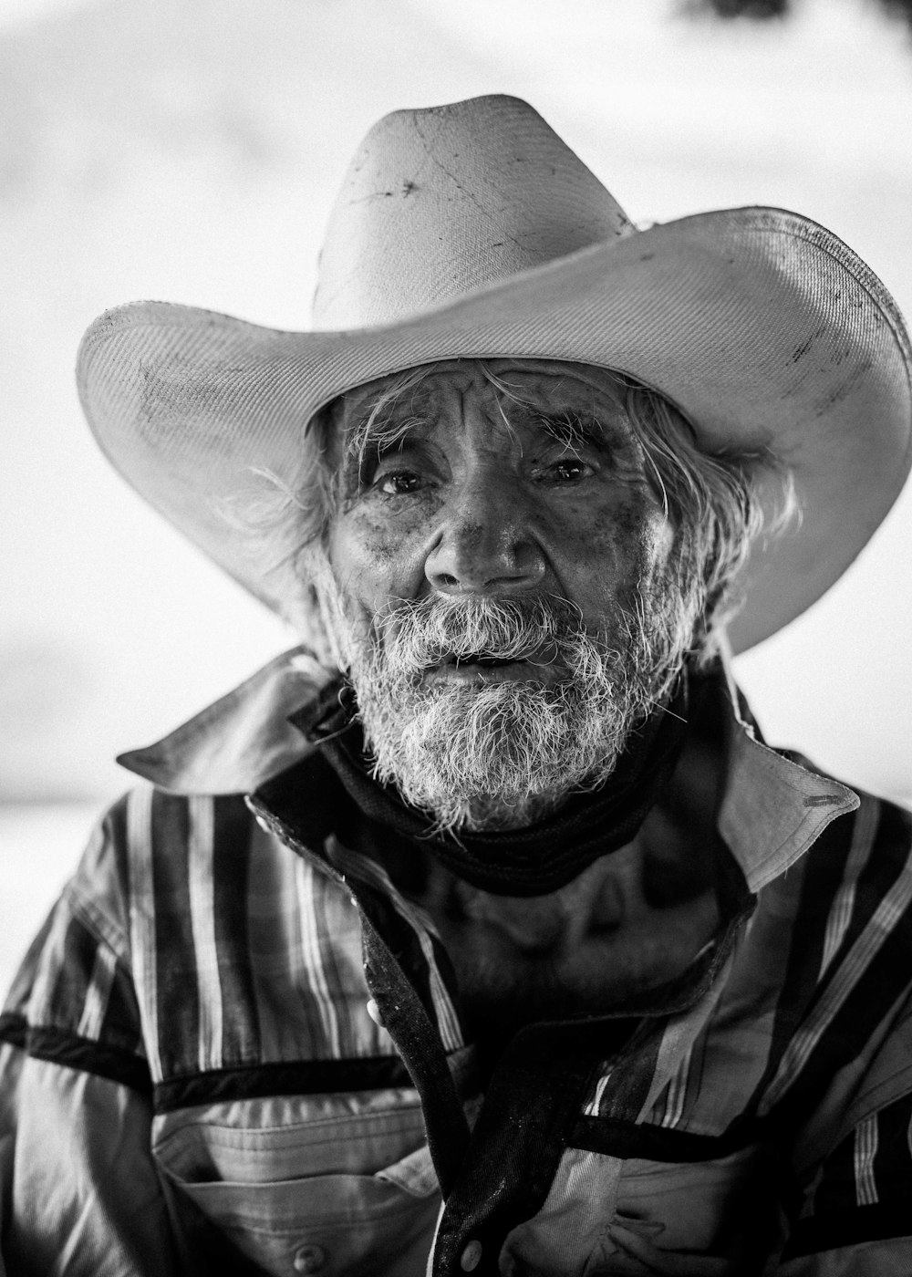 Hombre con sombrero de vaquero en fotografía en escala de grises
