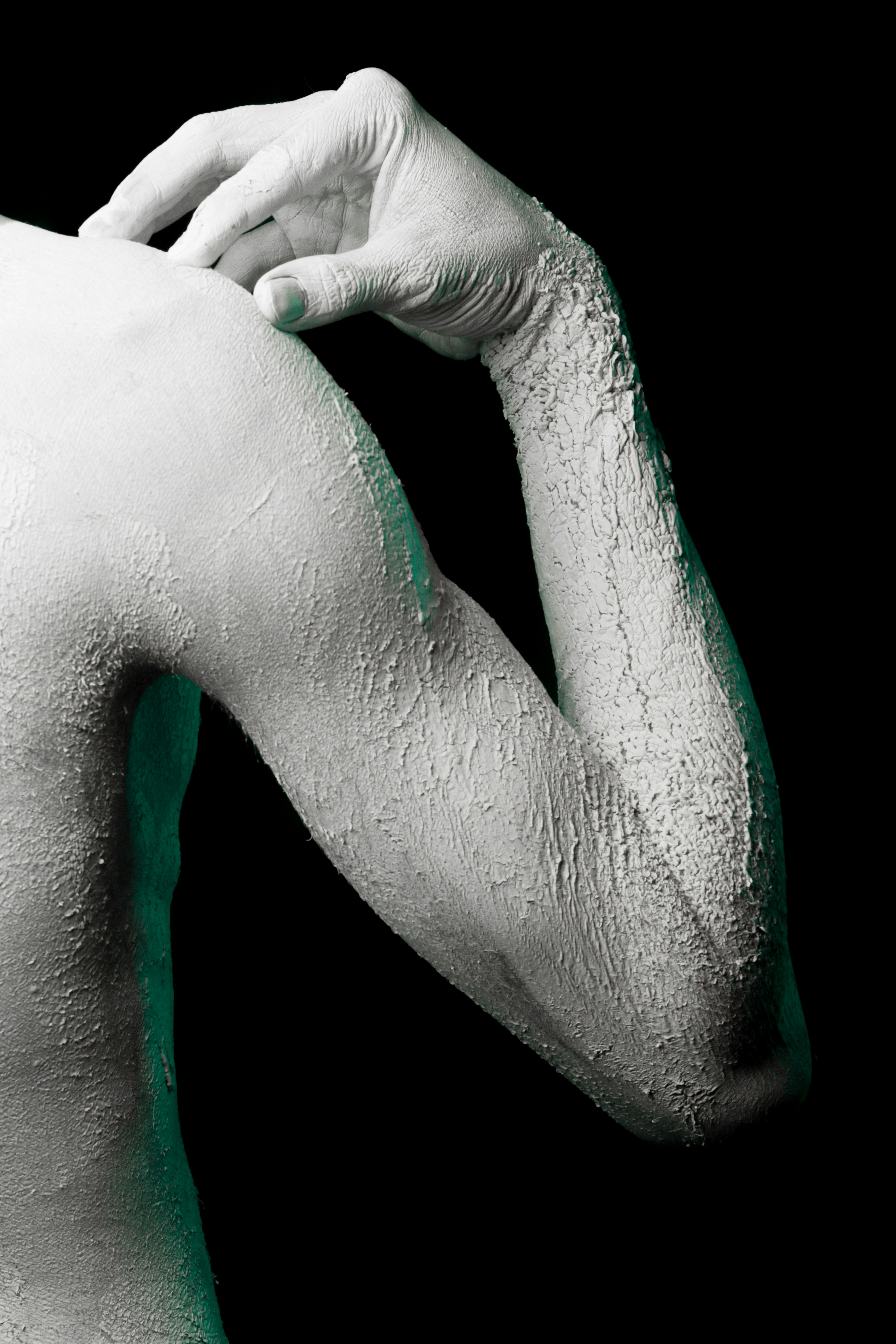 Persona con pintura verde a mano