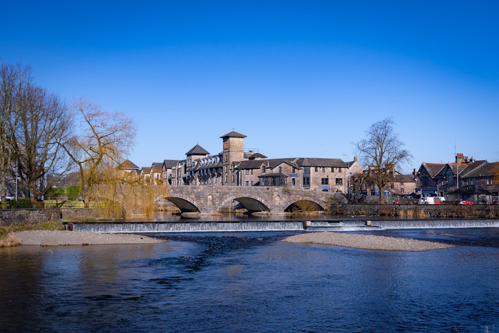 Braunes Betongebäude in der Nähe von Gewässern tagsüber