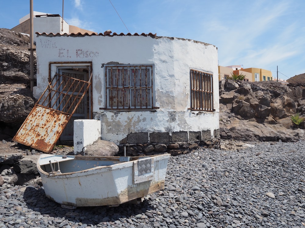 bateau blanc et brun sur sable gris pendant la journée