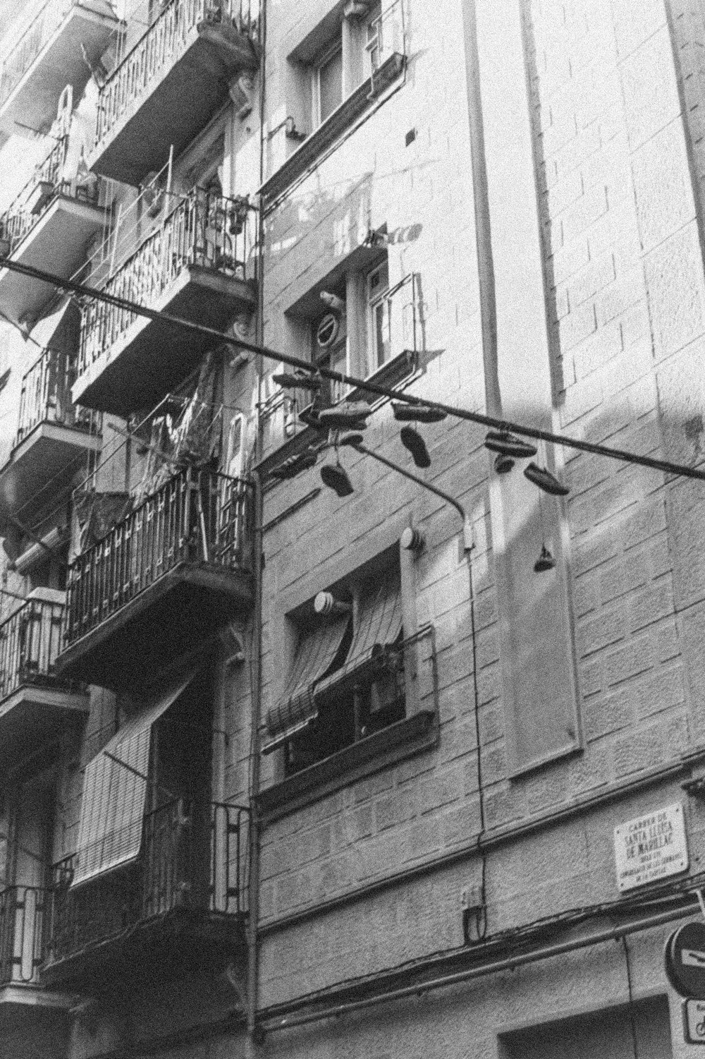 foto in scala di grigi di un edificio