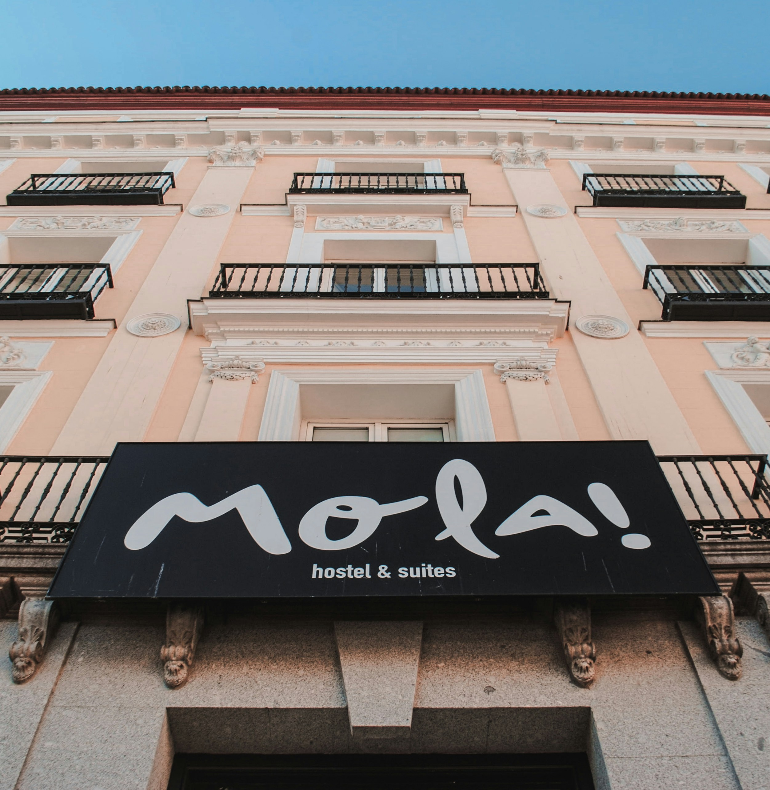 ein Hotelschild an der Seite eines Gebäudes