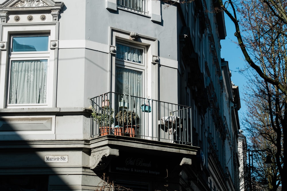 Edificio de hormigón blanco durante el día