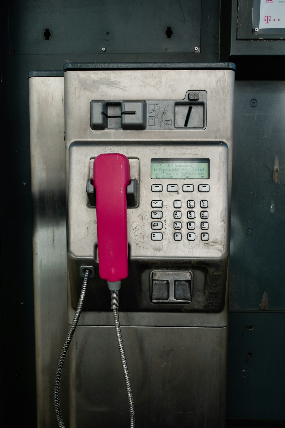 cabine téléphonique bleue et argentée