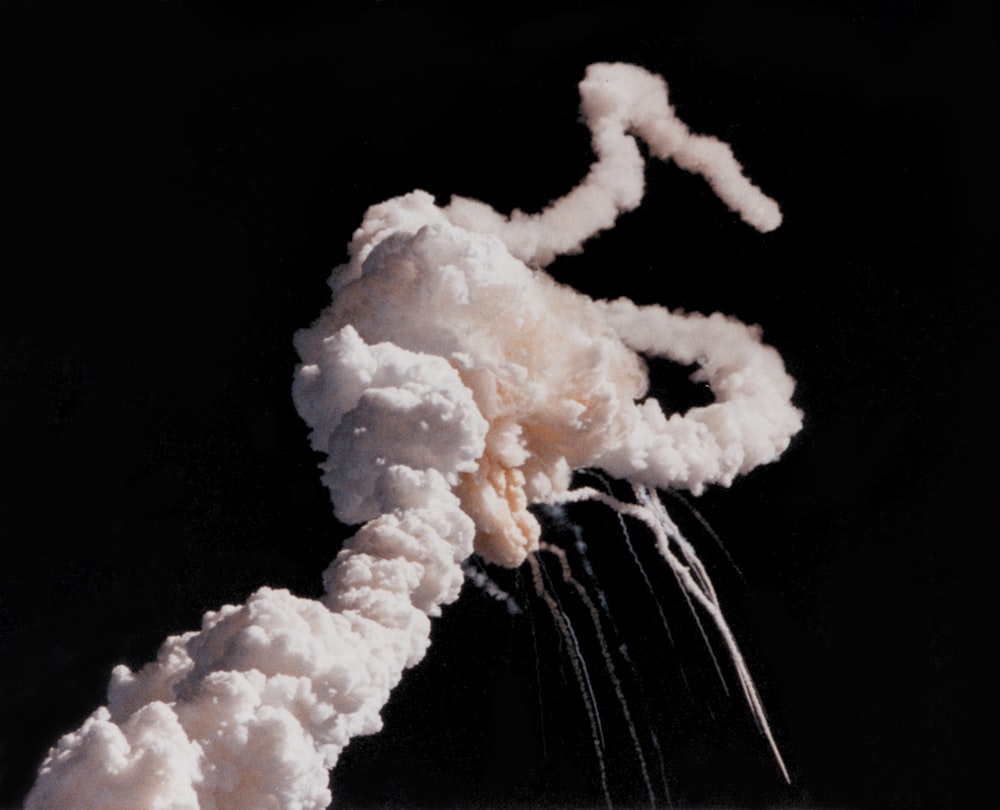 Rauchspuren von der Explosion der Space Shuttle Challenger Katastrophe