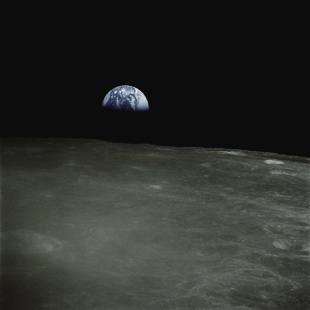 La Tierra se eleva por encima de la superficie lunar