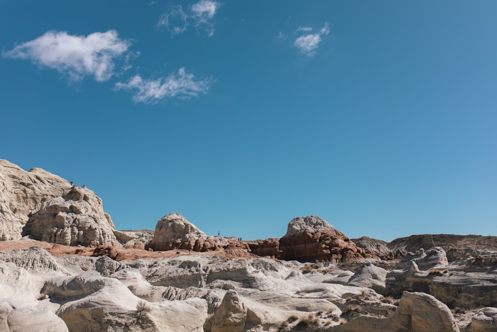 Brauner Rocky Mountain tagsüber unter blauem Himmel