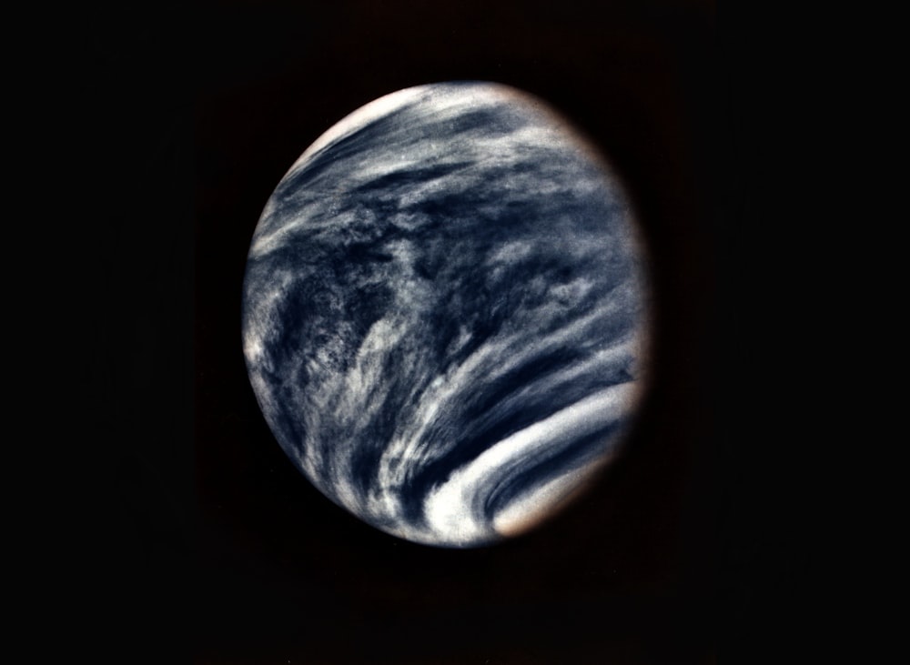 Venus auf schwarzem Hintergrund
