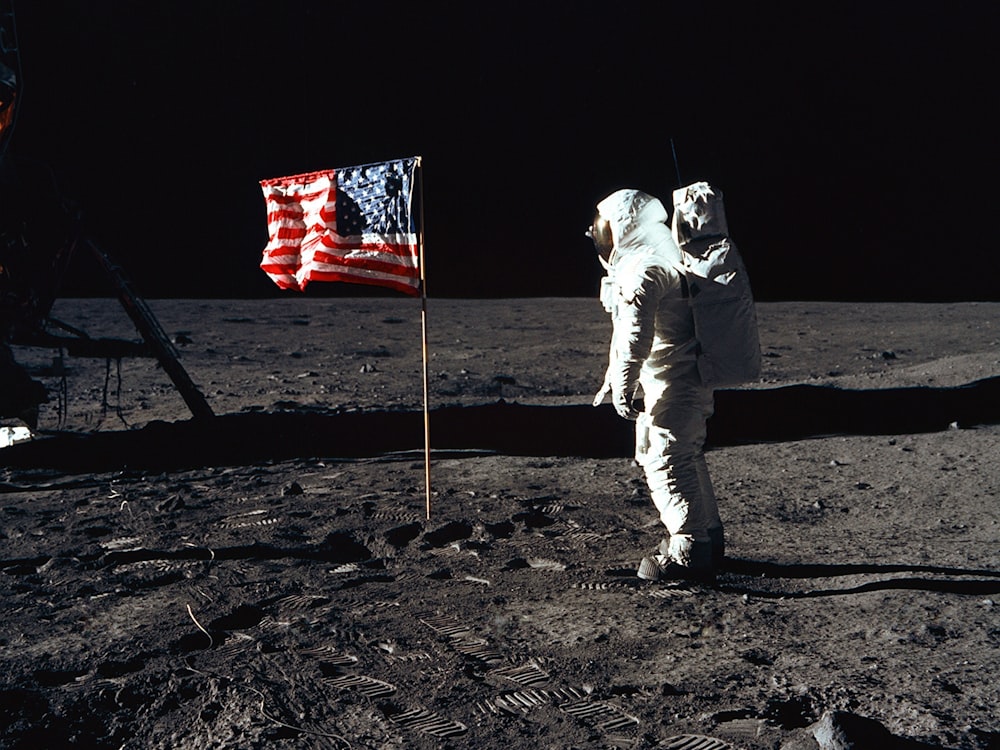 米国国旗の前で月面に立つバズ・オルドリン