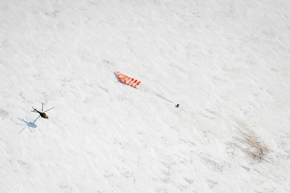 ソユーズ宇宙船からのパラシュートが雪に着陸