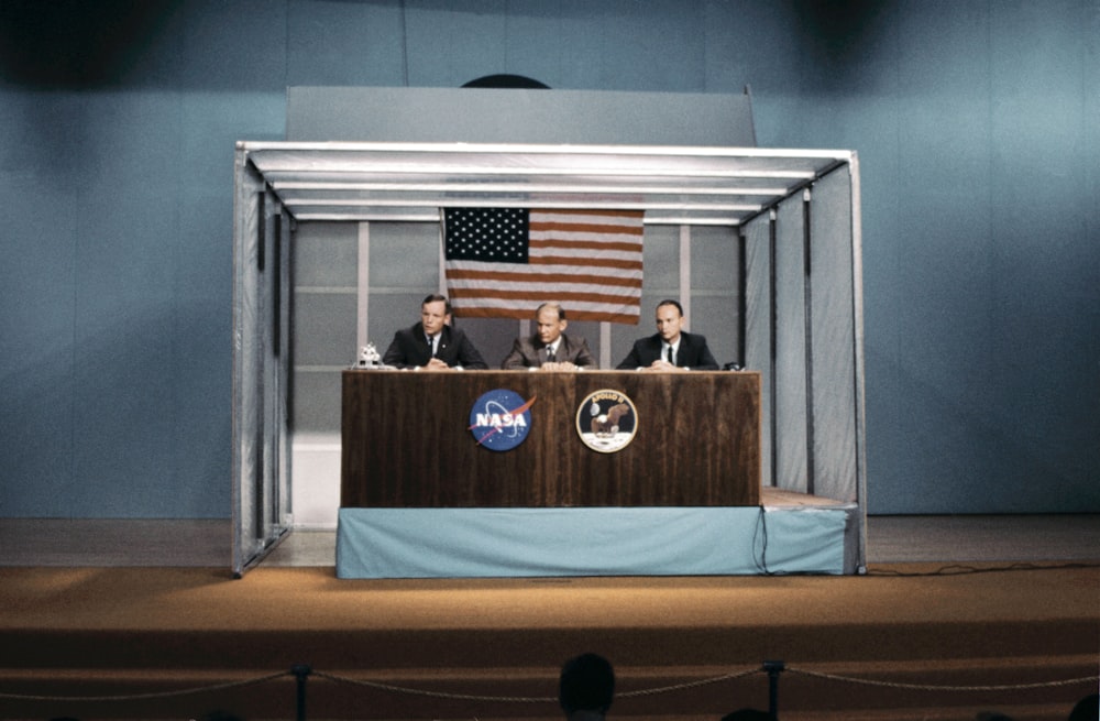 Apollo-Astronauten bei einer Pressekonferenz