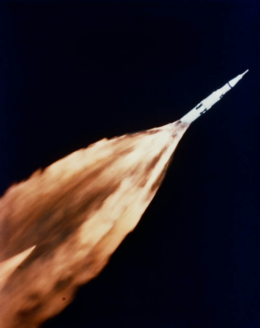 Foguete Saturno com um rastro de chamas durante o lançamento