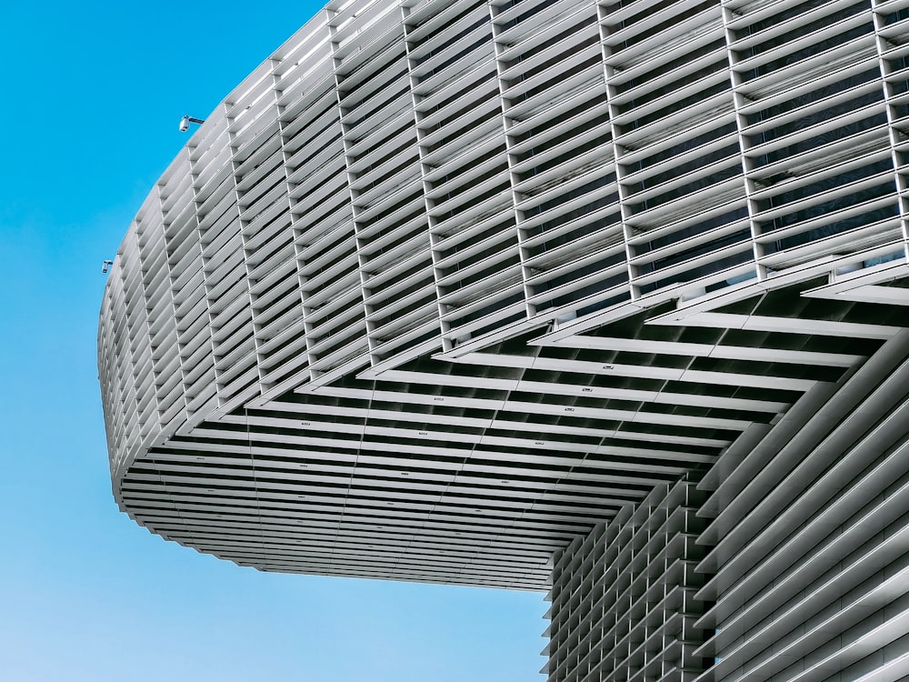 edificio in cemento bianco durante il giorno