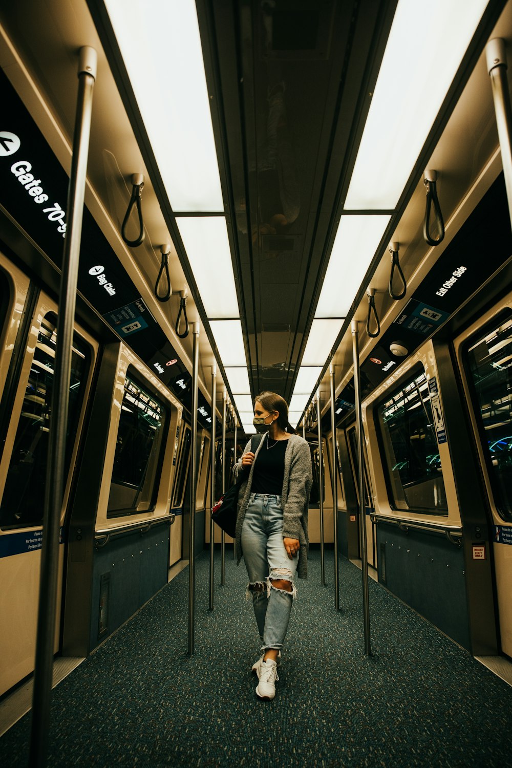 homem em jaqueta jeans azul e jeans jeans azuis em pé na estação de trem