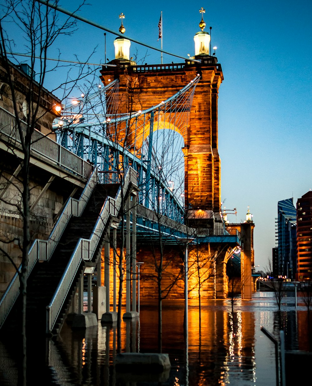 日中の茶色のコンクリート橋