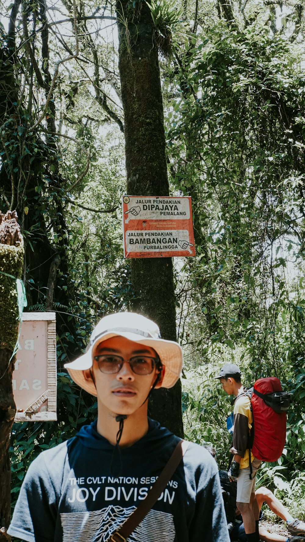 Hombre con sombrero blanco y chaqueta negra