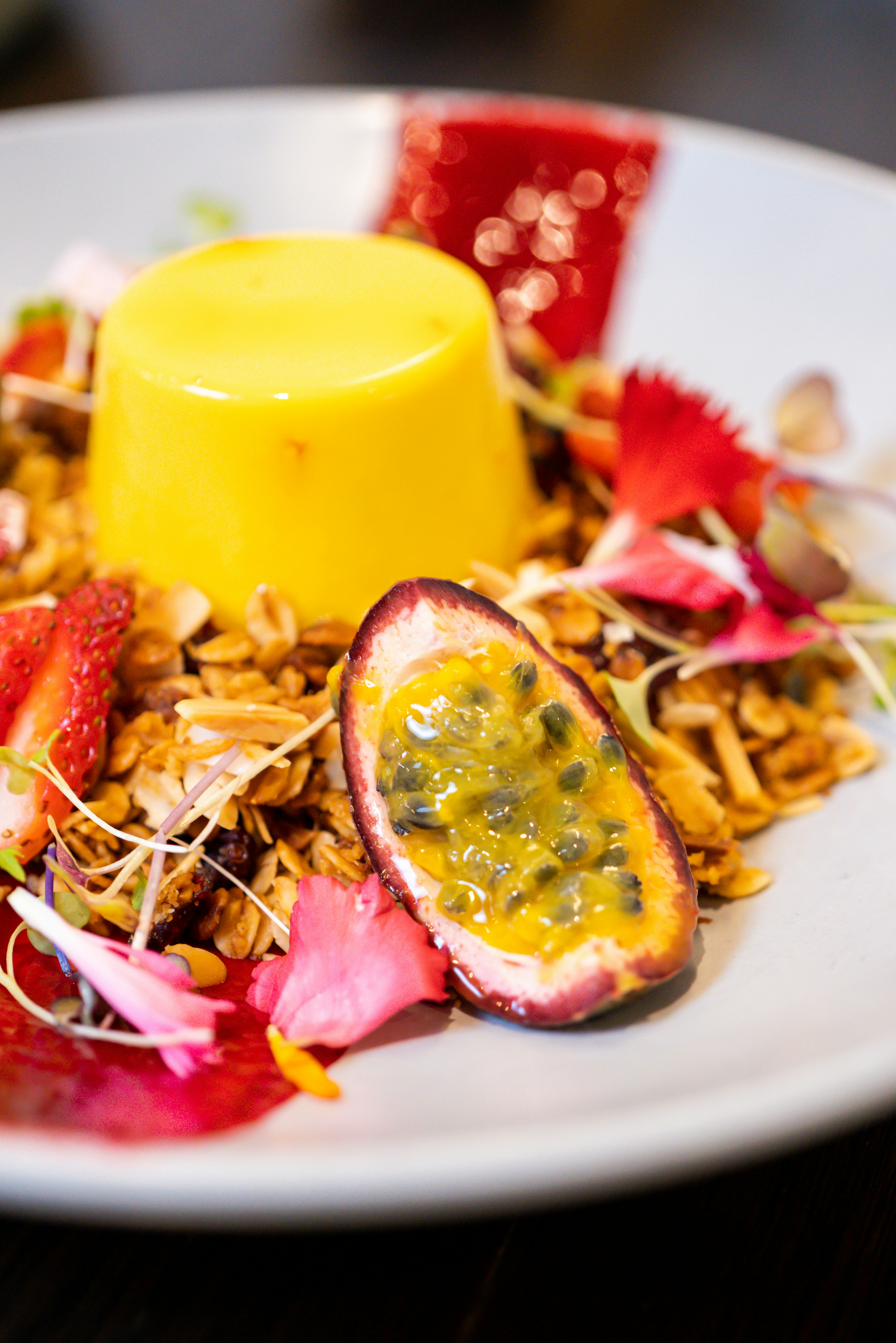 pomodoro a fette e verdura verde su piatto di ceramica bianca