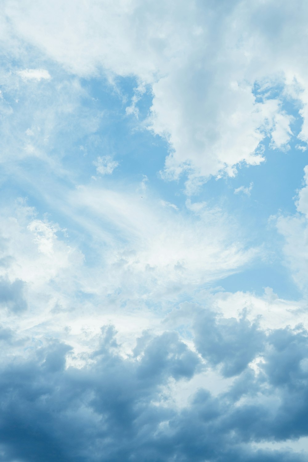 Nubes blancas y cielo azul durante el día