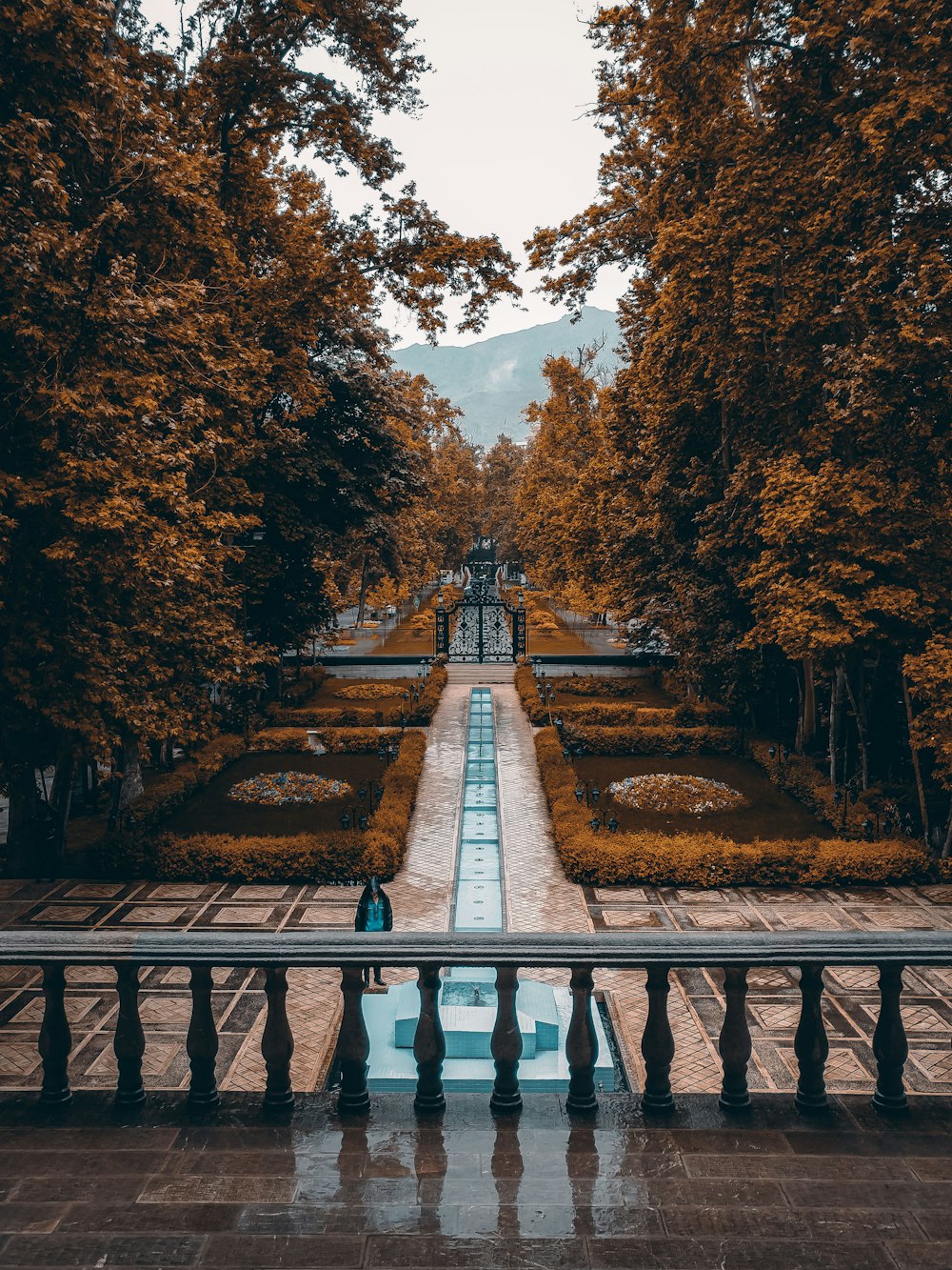 Puente de madera marrón sobre el río