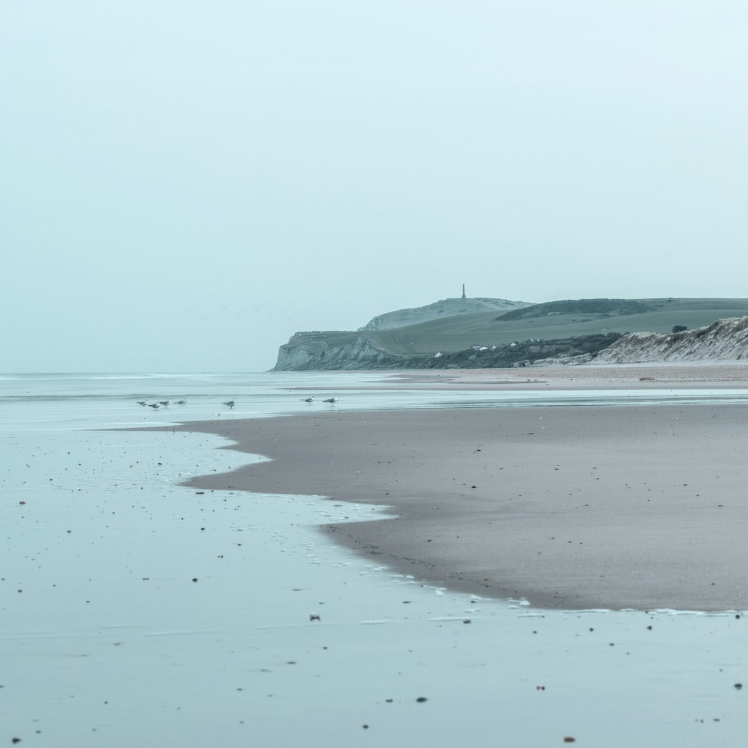 sea waves crashing on shore during daytime