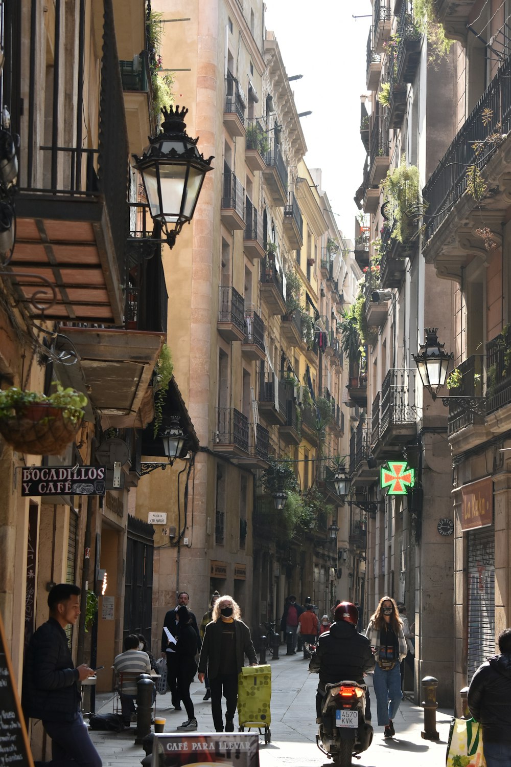 persone che camminano per strada durante il giorno