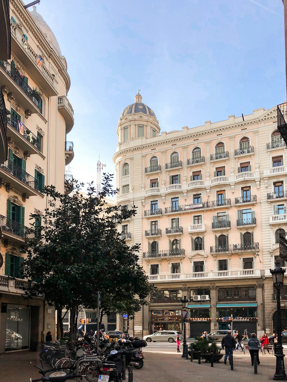 Edificio de hormigón blanco bajo el cielo azul durante el día