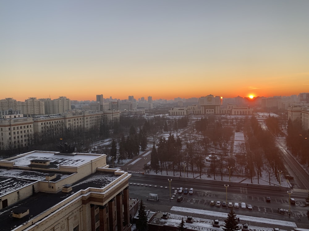 Ciudad con edificios de gran altura durante la puesta del sol