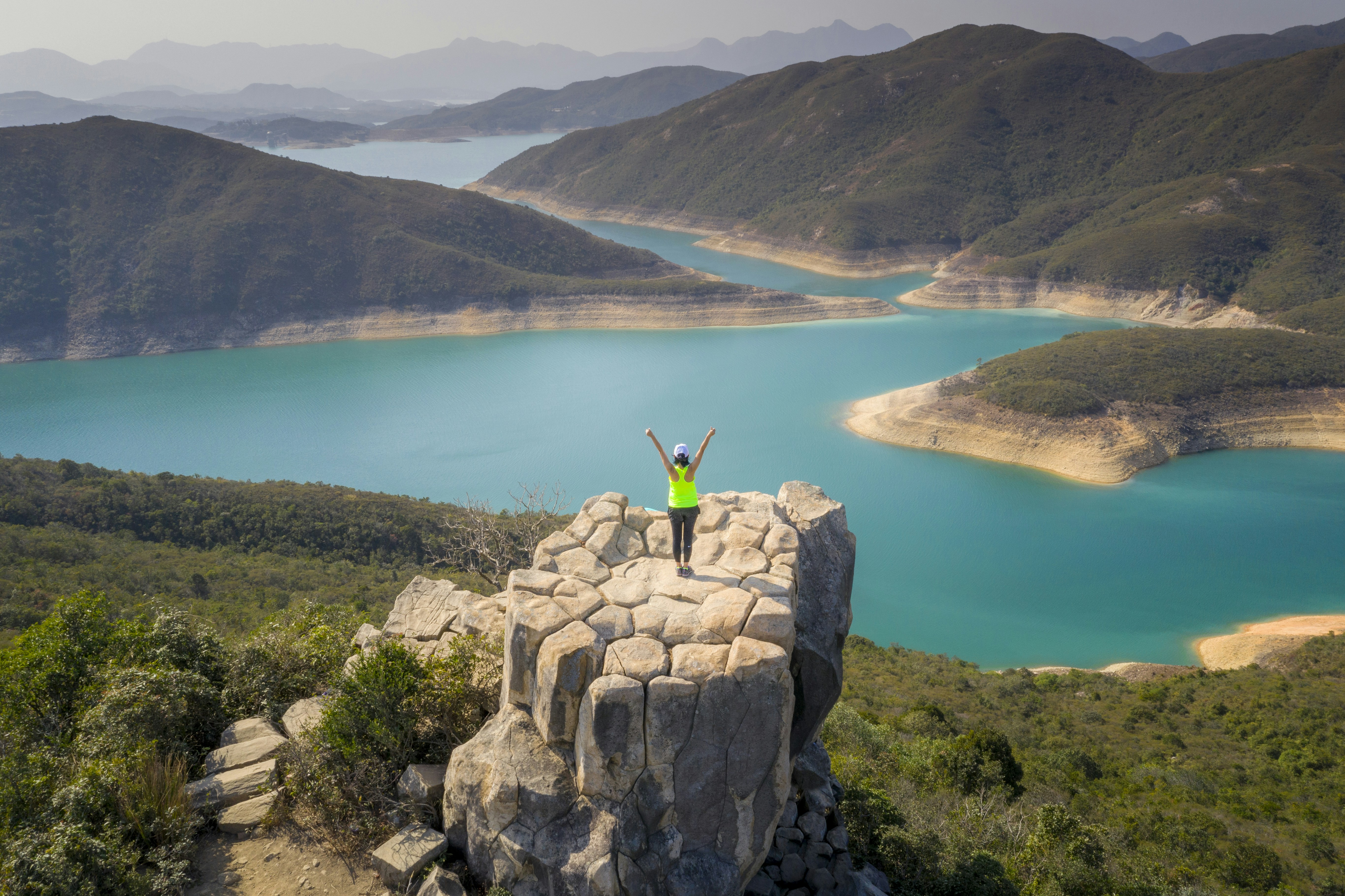 montanha rochosa cinza ao lado do lago azul durante o dia