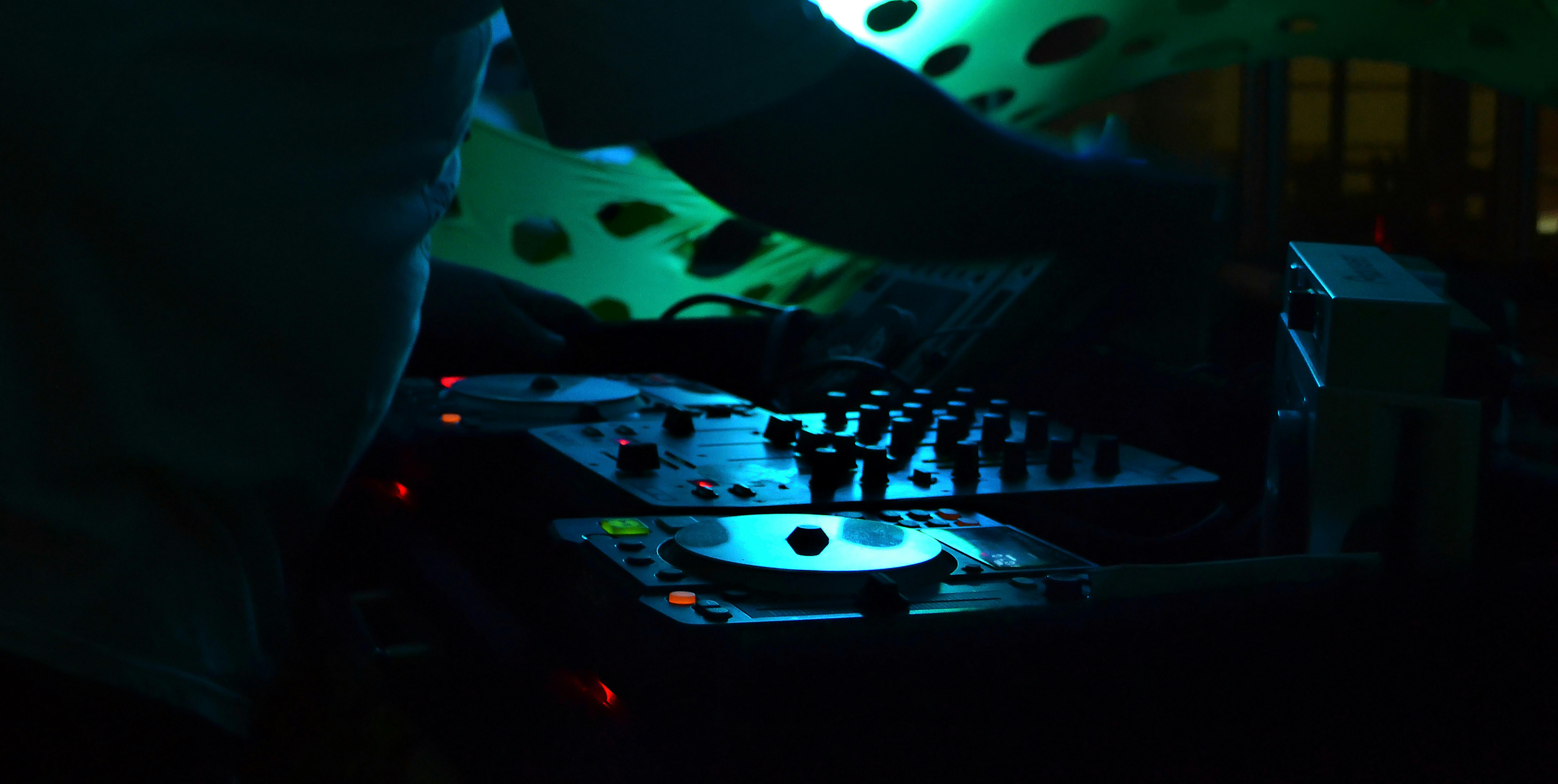 black and white bed linen