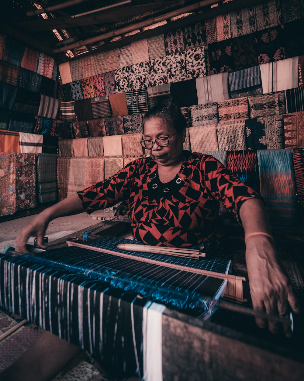 Hombre con camiseta negra y roja de cuello redondo tocando el piano