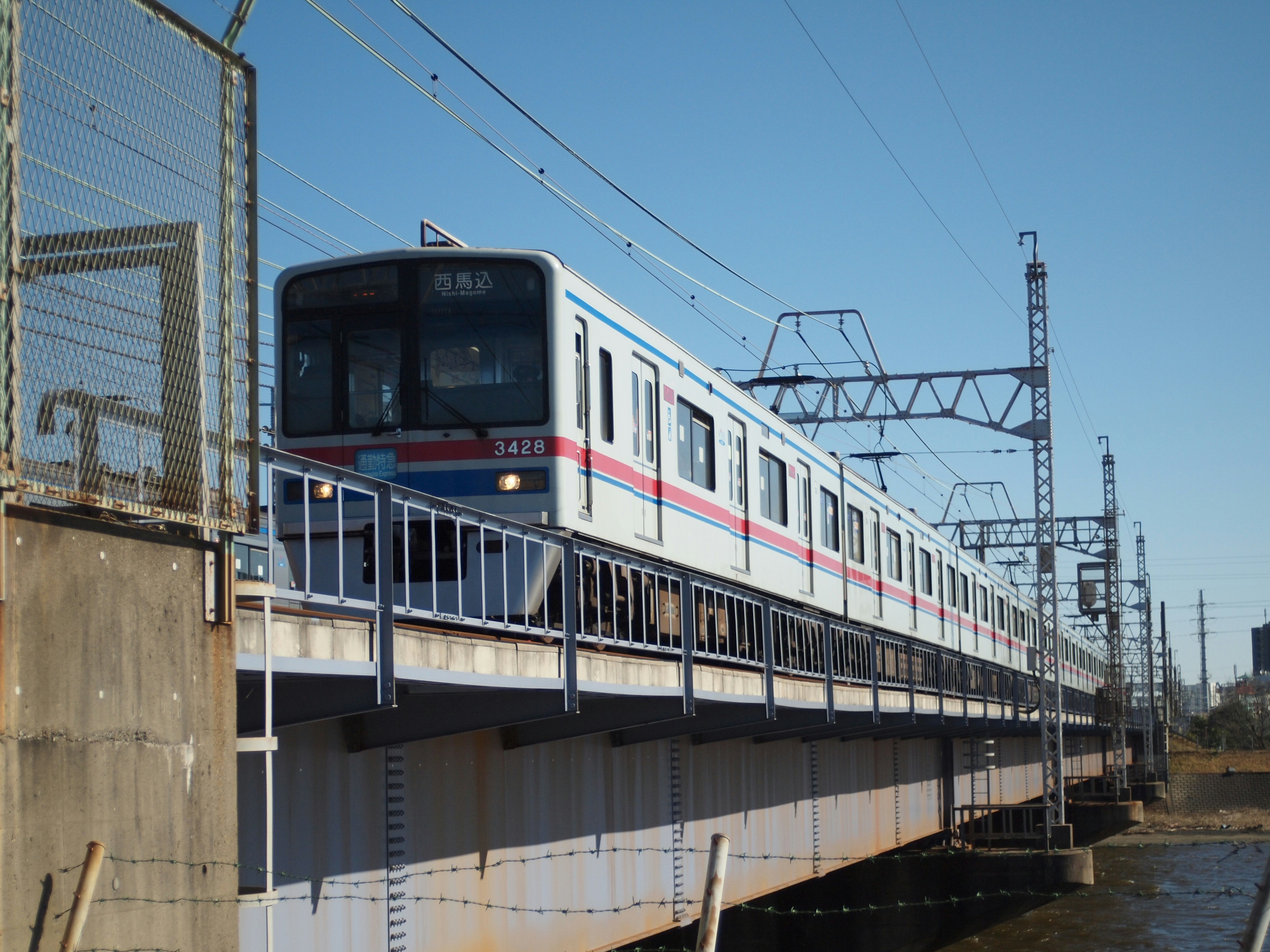 Keisei Skyliner train at a platform