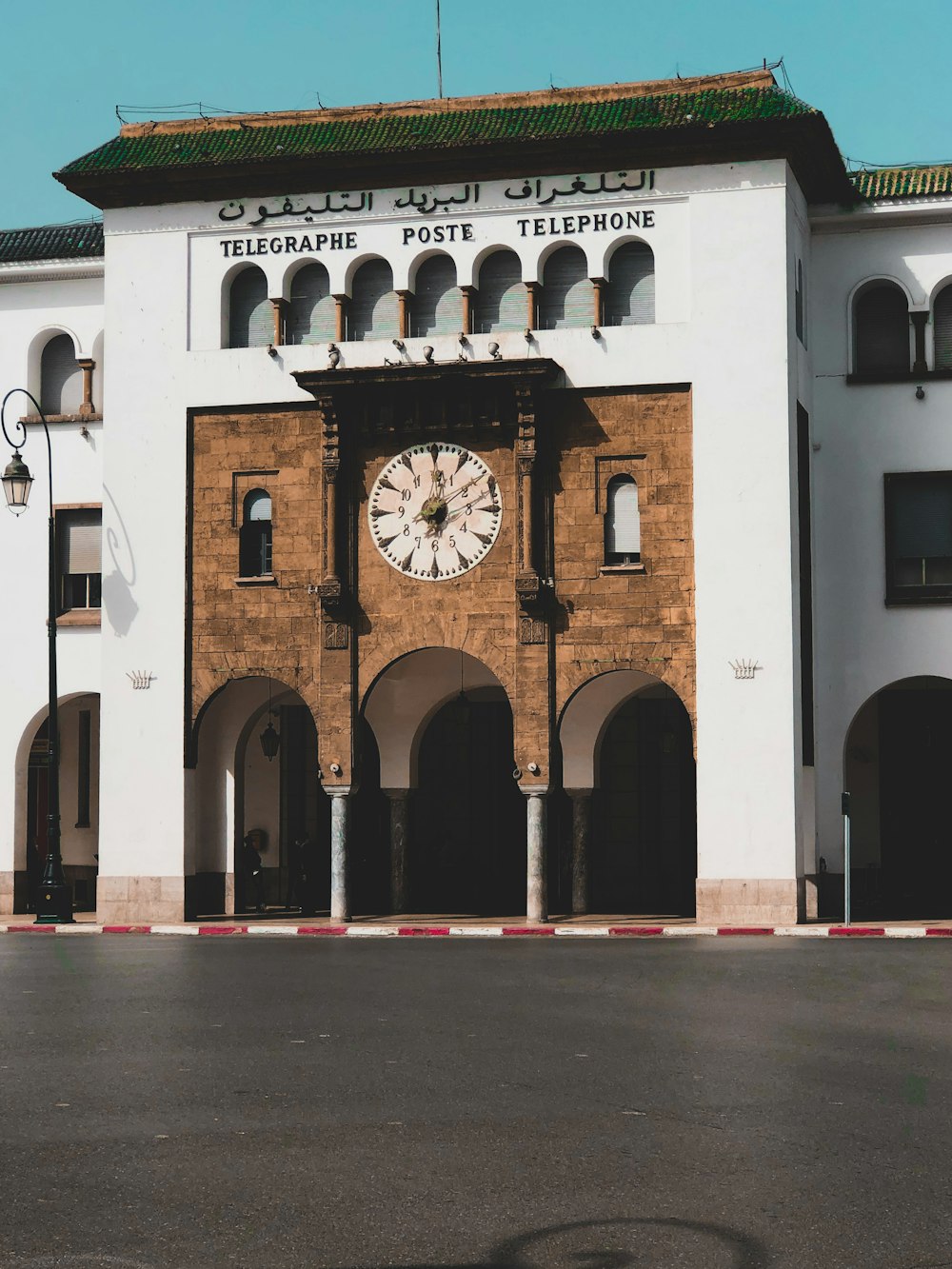 Edificio de hormigón blanco y marrón