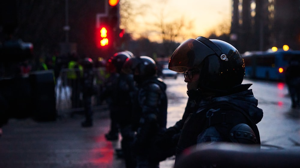 Menschen in schwarzer Jacke und Helm tagsüber auf der Straße