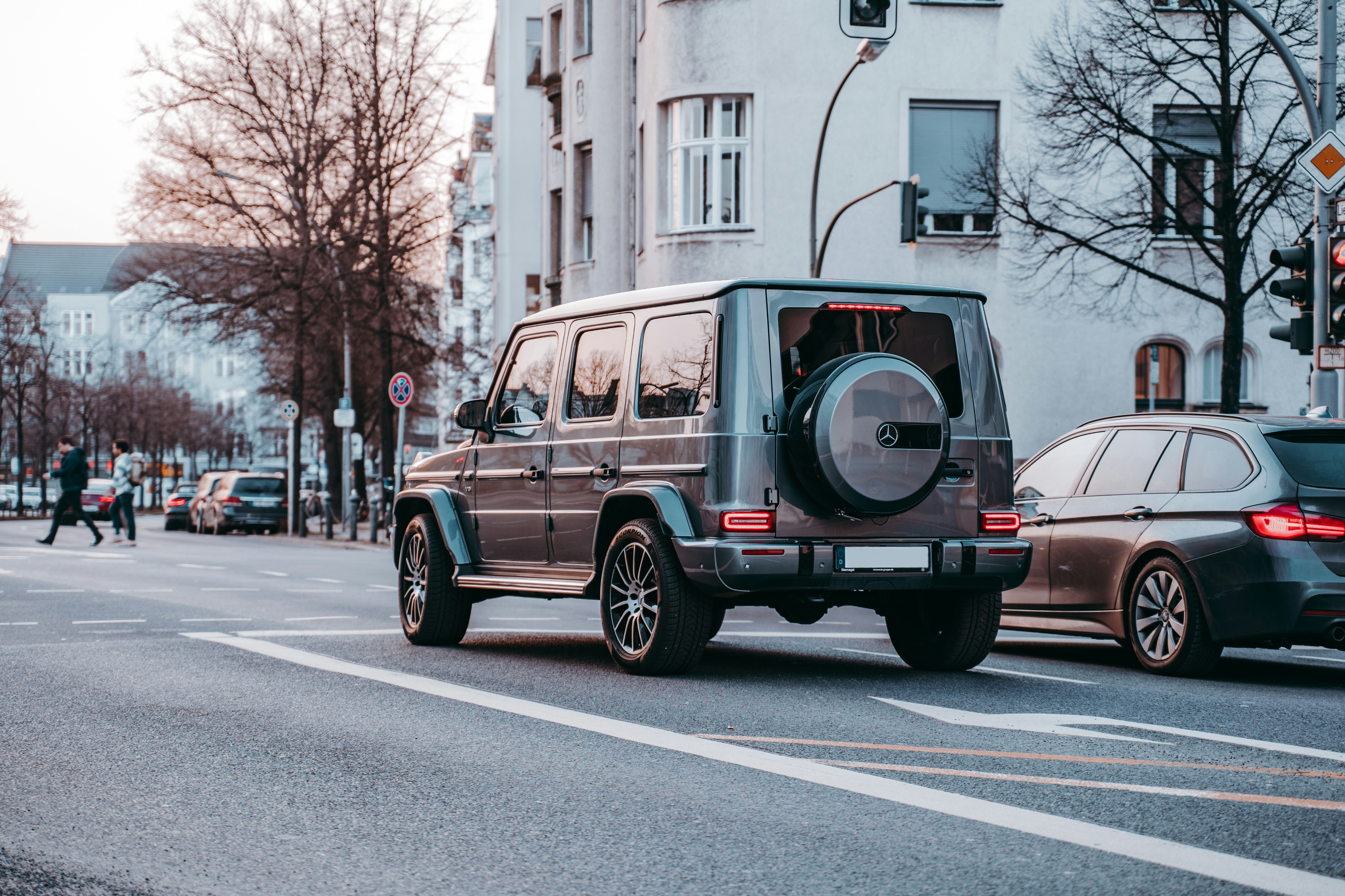 Schwarzer SUV tagsüber unterwegs