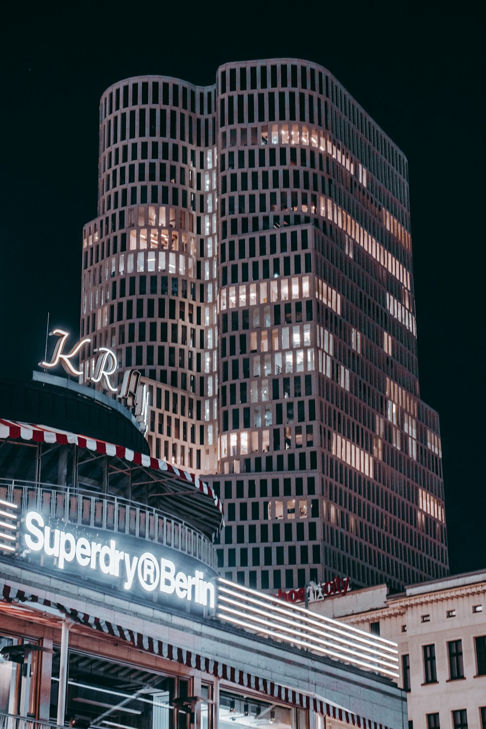 edificio in cemento bianco e nero durante la notte