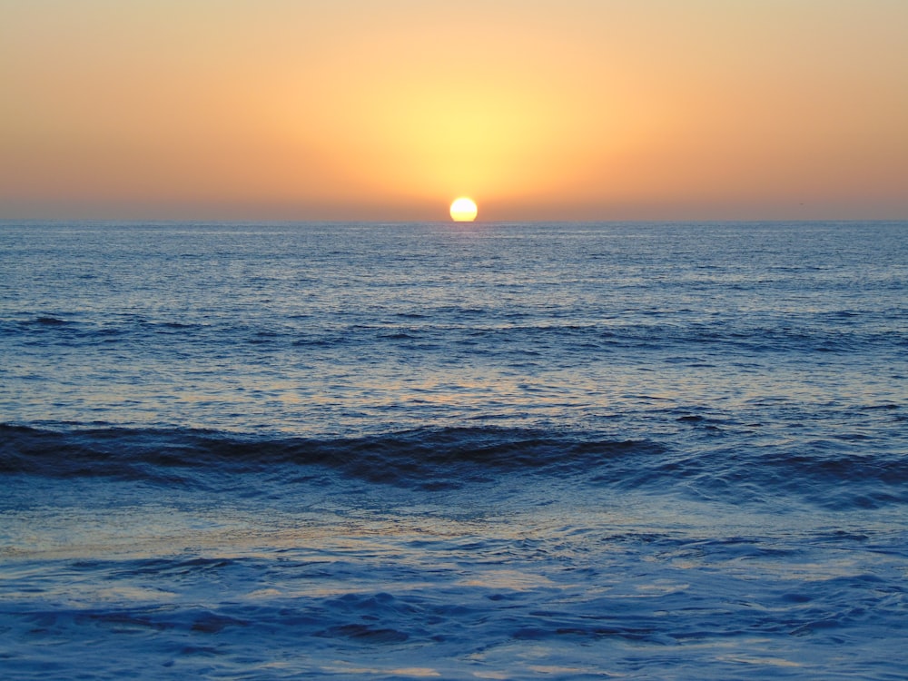 corpo de água durante o pôr do sol