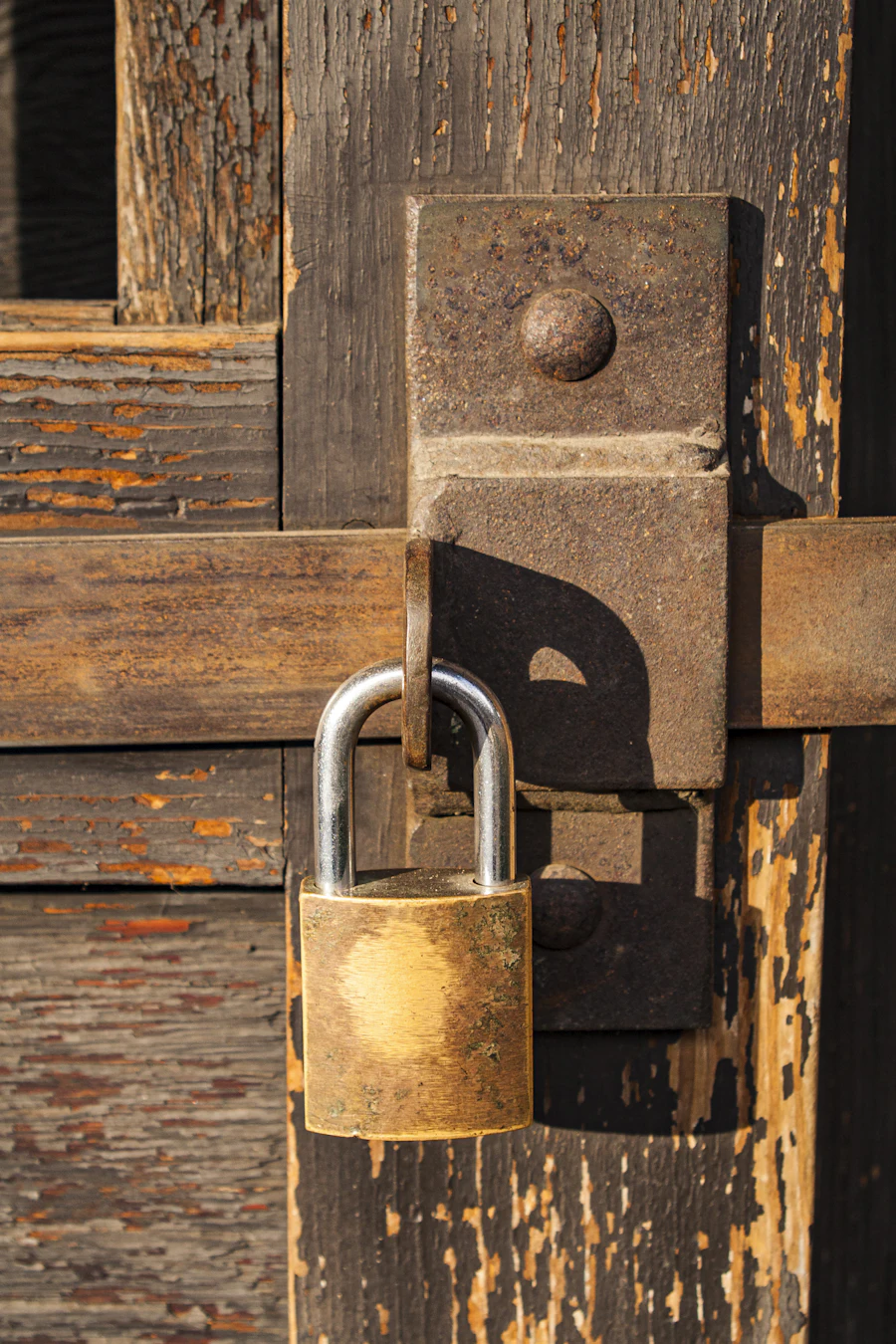 Cadenas en laiton sur une porte en bois