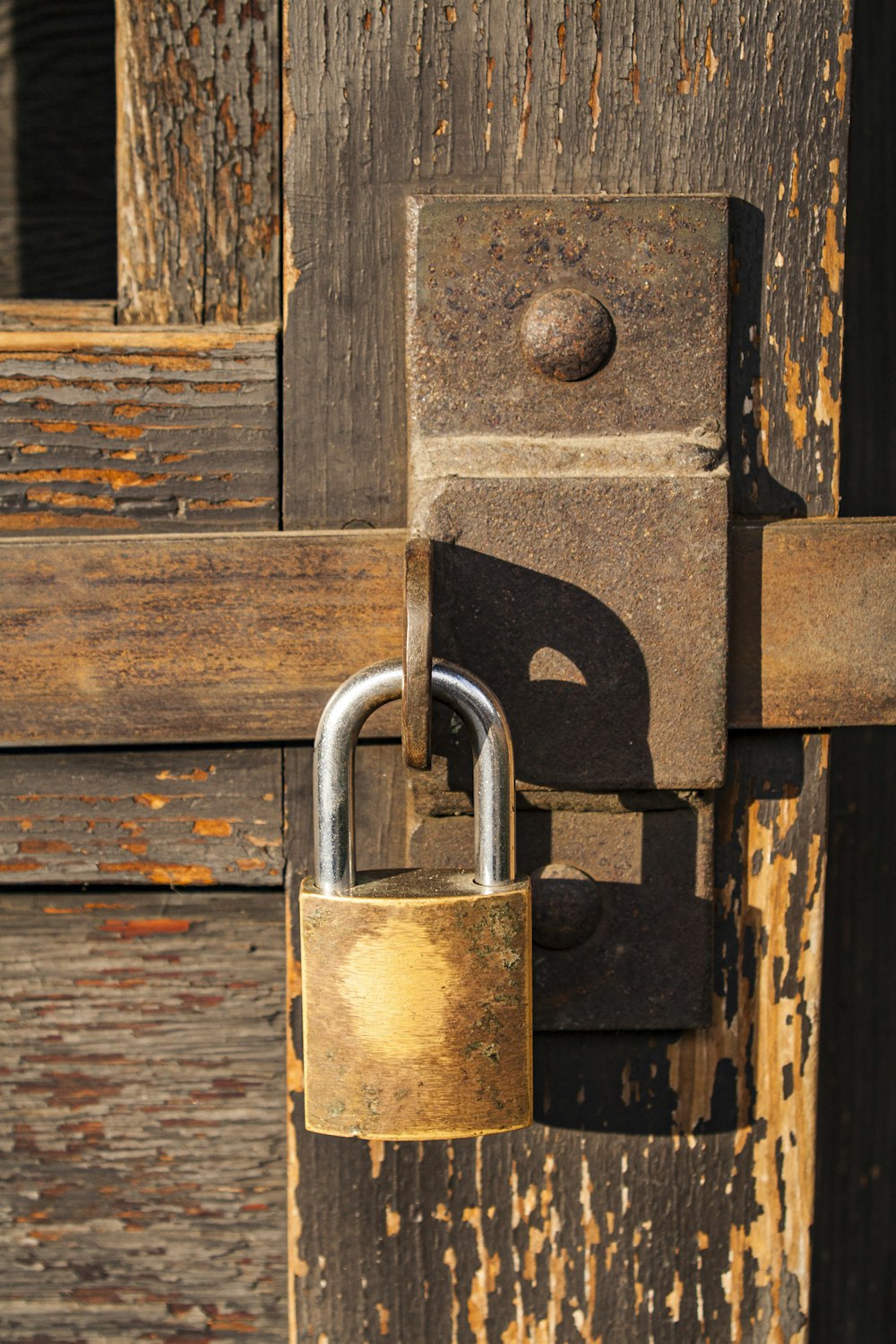 Cadenas en laiton sur porte en bois marron