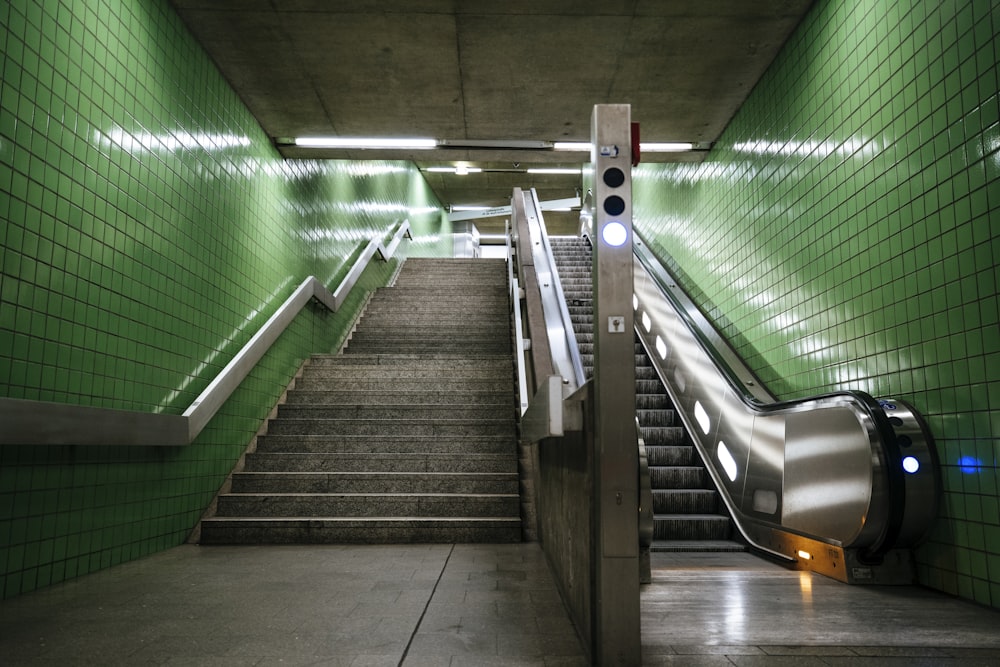 escadas de concreto cinza com grades de metal verde