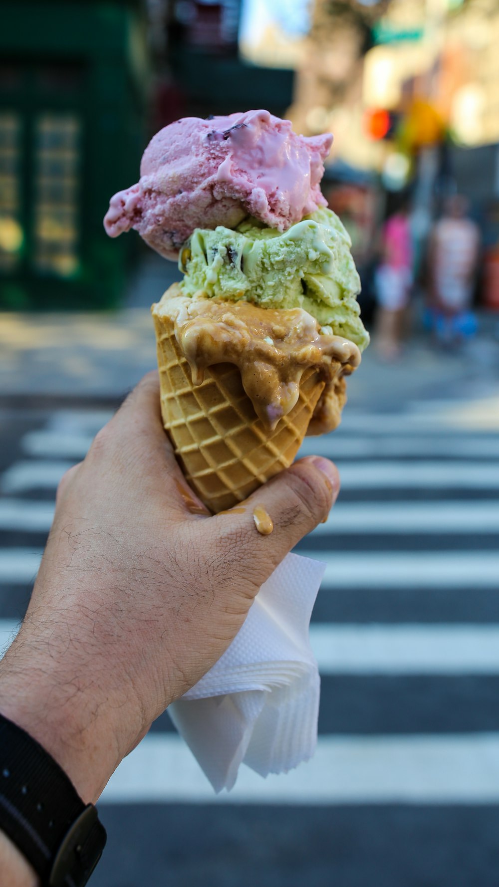 pessoa segurando cone de sorvete