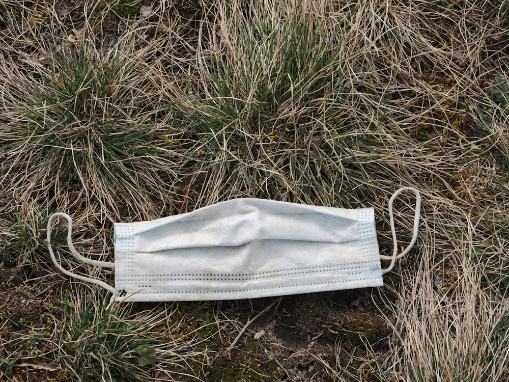 Weiße Unterwäsche auf grünem Gras