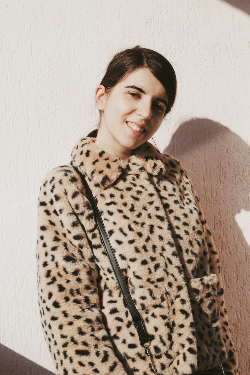 Mujer con abrigo de leopardo marrón y negro