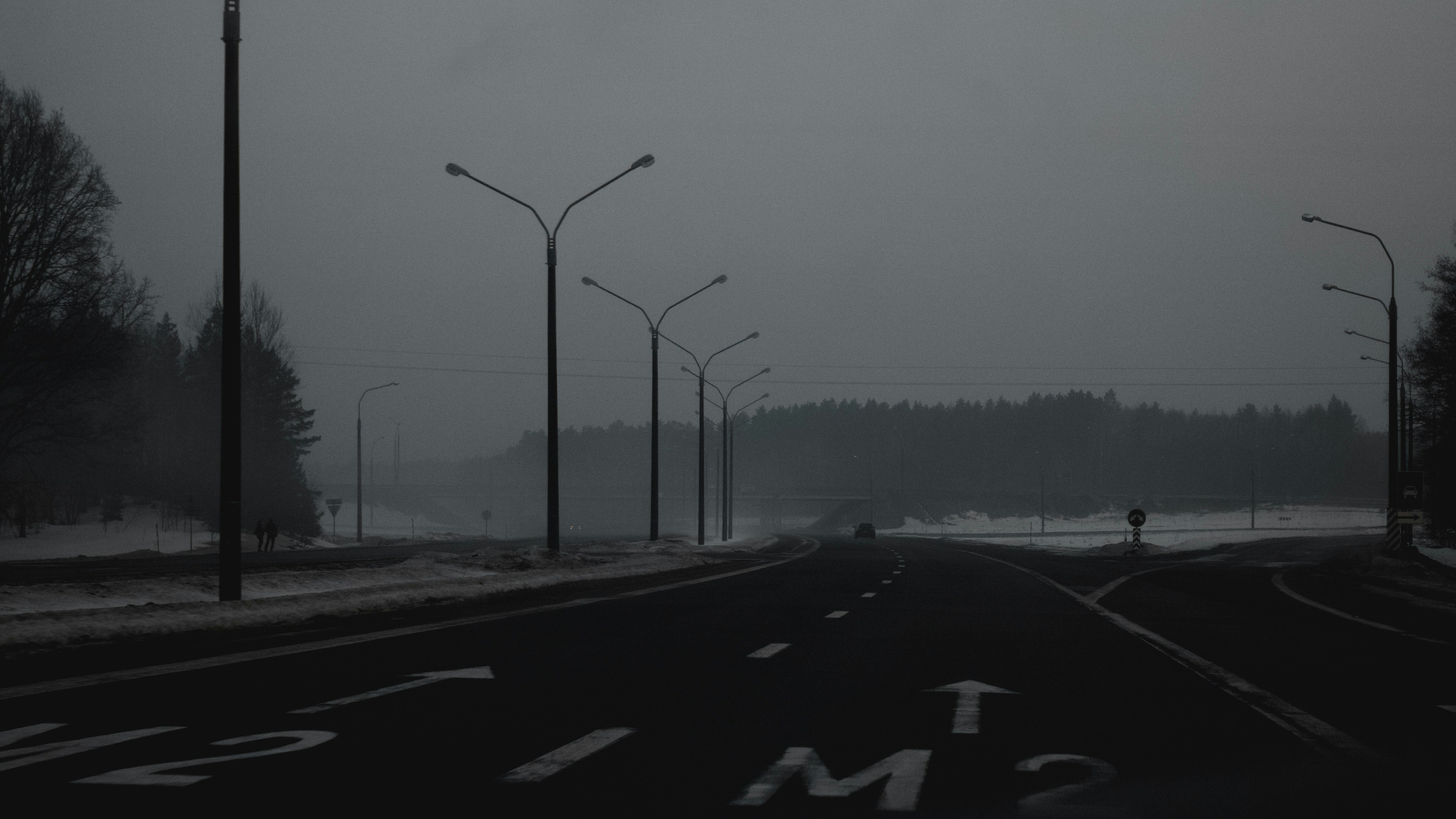 Schwarze Asphaltstraße tagsüber